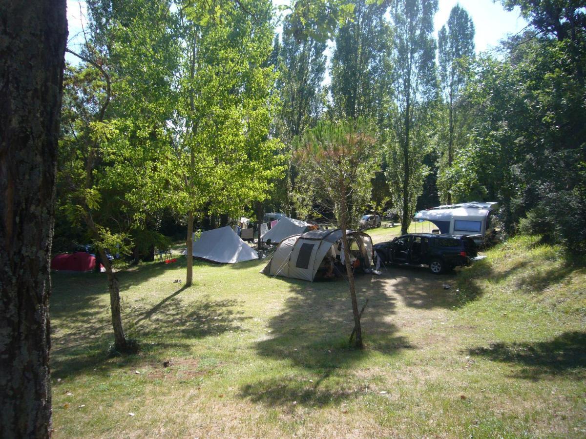 Monoblet Camping De Graniers מראה חיצוני תמונה