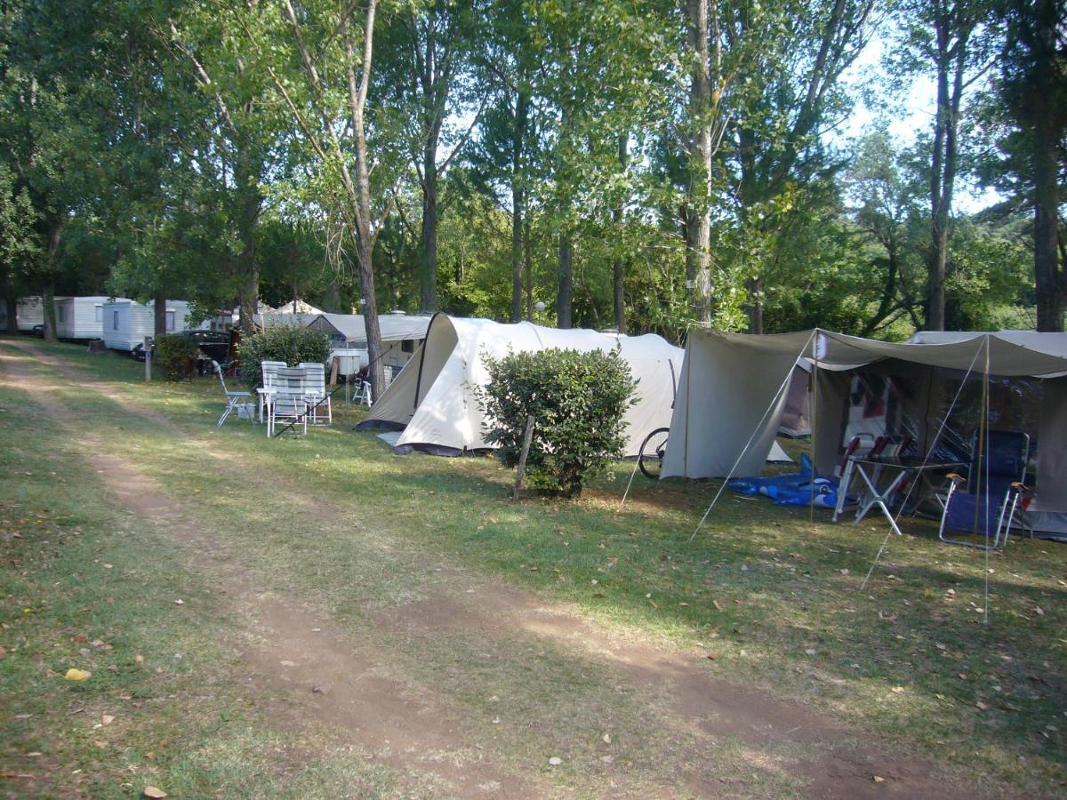 Monoblet Camping De Graniers מראה חיצוני תמונה