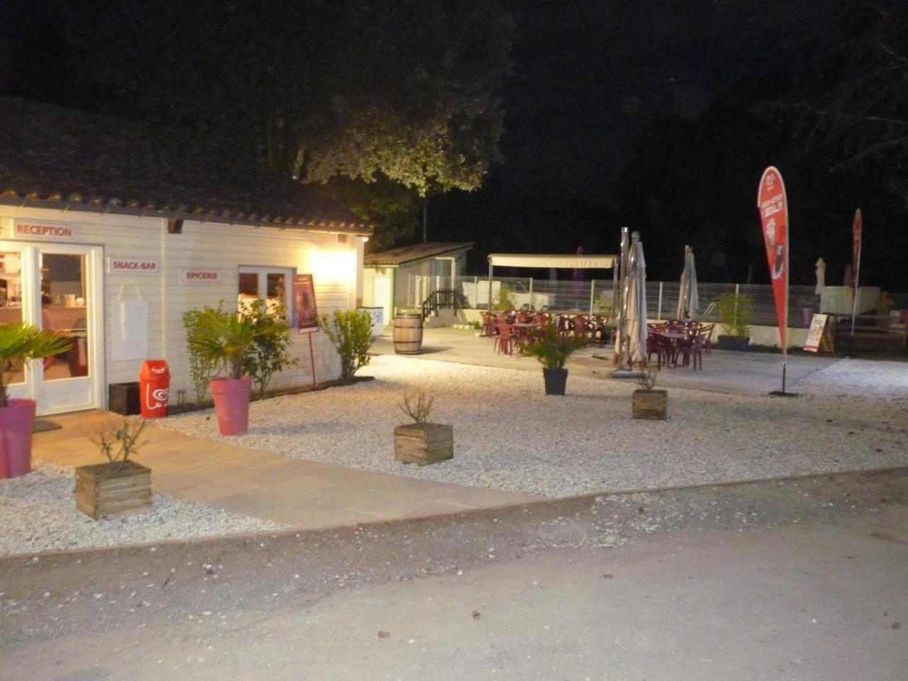 Monoblet Camping De Graniers מראה חיצוני תמונה