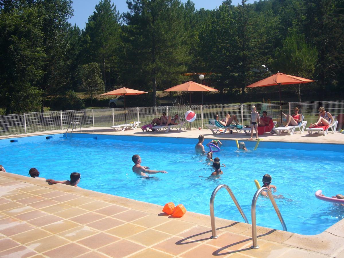 Monoblet Camping De Graniers מראה חיצוני תמונה