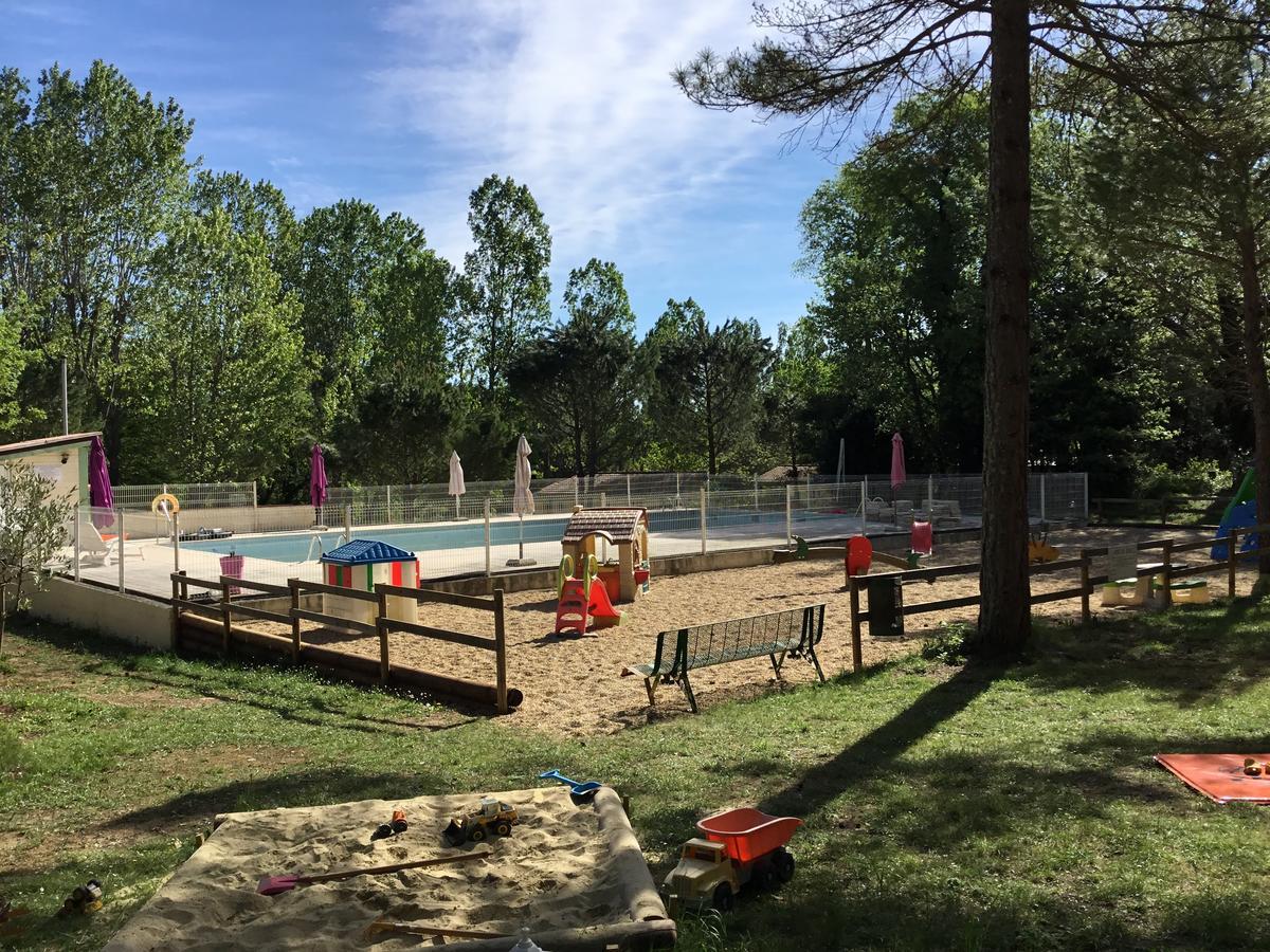 Monoblet Camping De Graniers מראה חיצוני תמונה