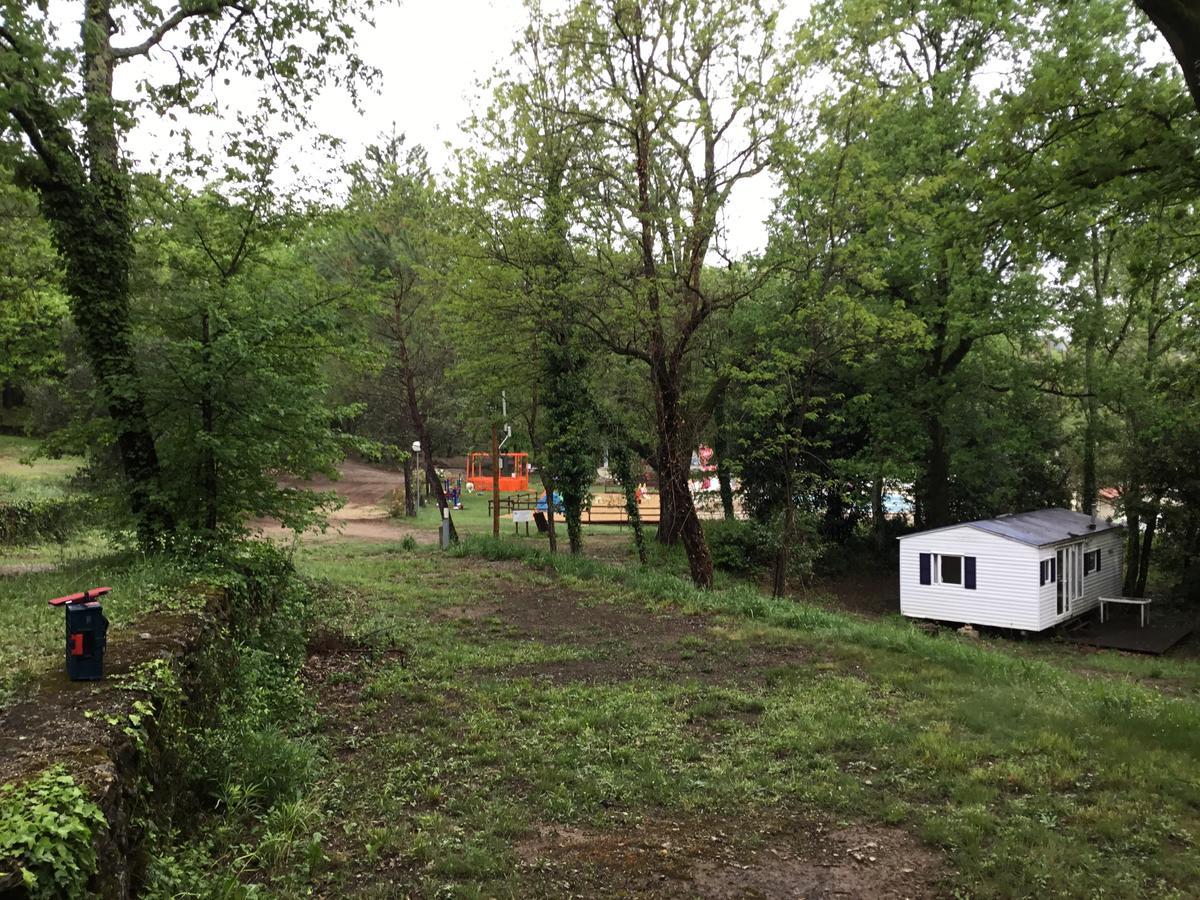 Monoblet Camping De Graniers מראה חיצוני תמונה