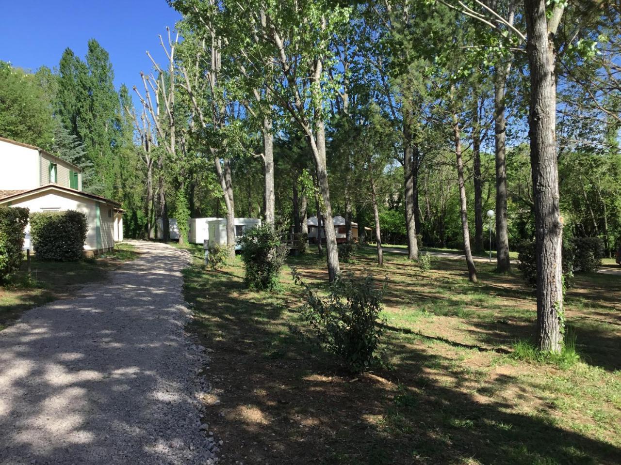 Monoblet Camping De Graniers מראה חיצוני תמונה