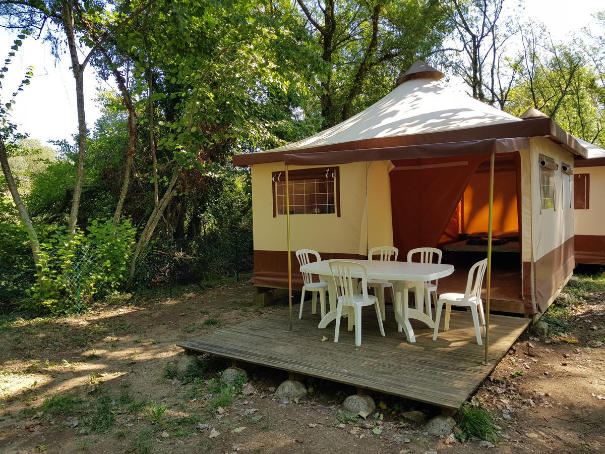 Monoblet Camping De Graniers מראה חיצוני תמונה