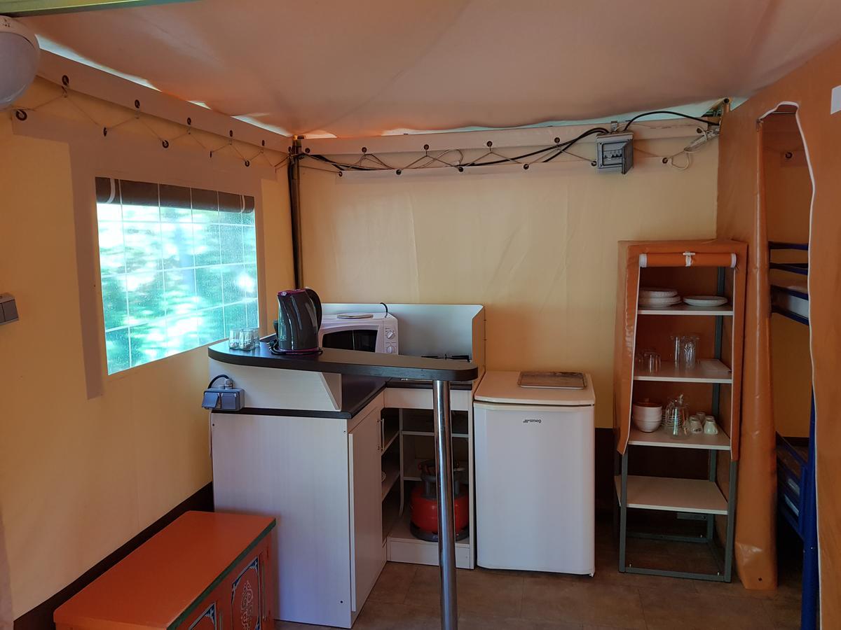 Monoblet Camping De Graniers מראה חיצוני תמונה