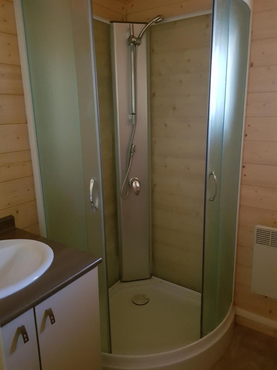 Monoblet Camping De Graniers מראה חיצוני תמונה